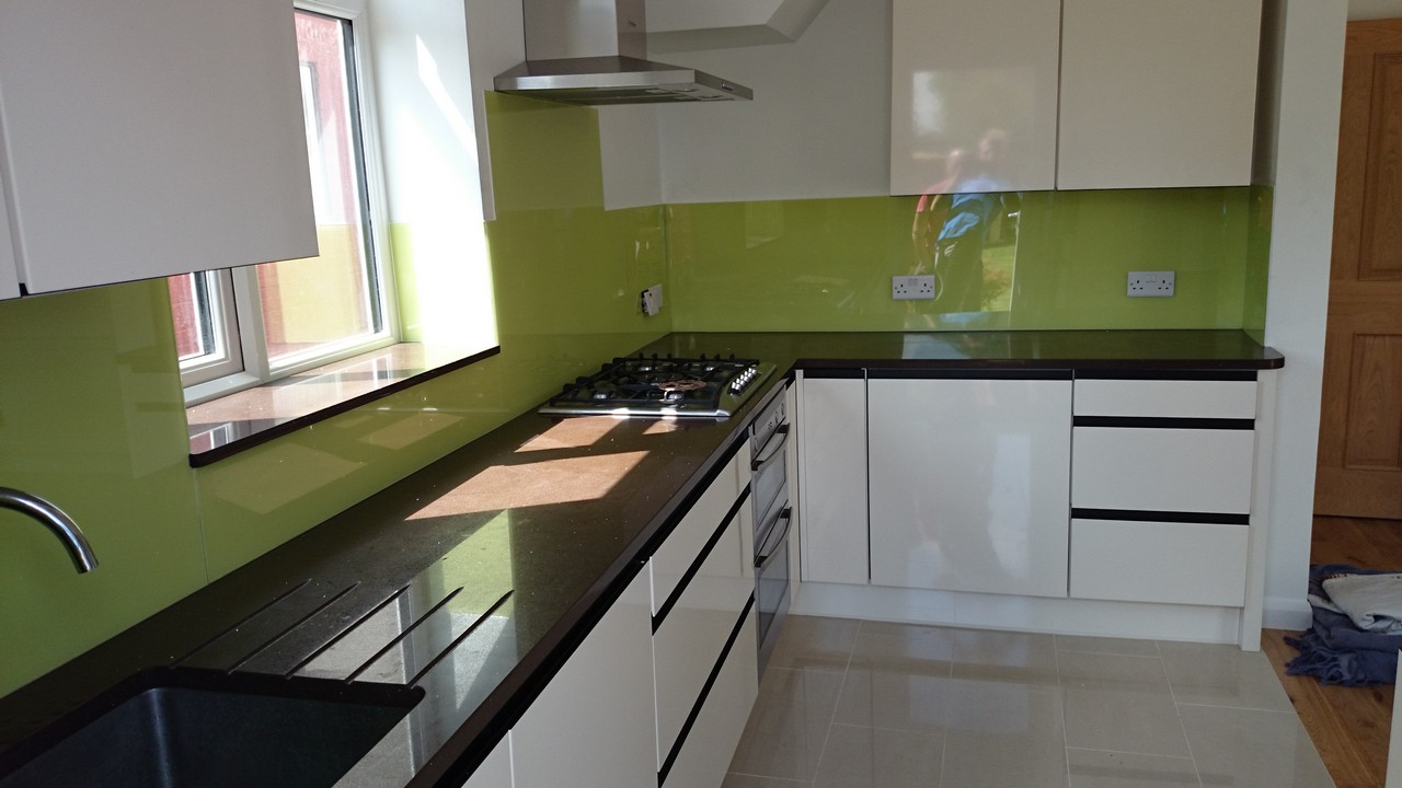 Lime green glass kitchen splashback installed by Plumstead glaziers